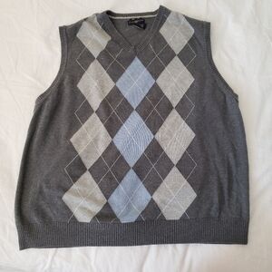 Club room gray sweater vest